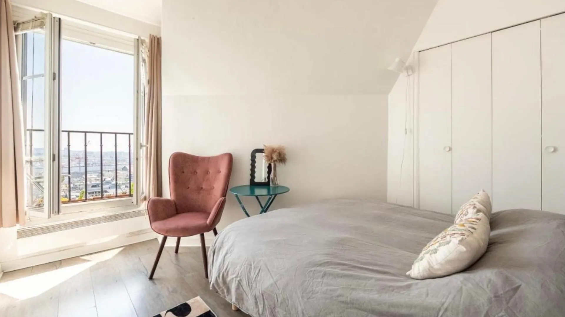 Apartment In Front Of Sacre Coeur - 2 Bedrooms In Last Floor Paris Frankreich